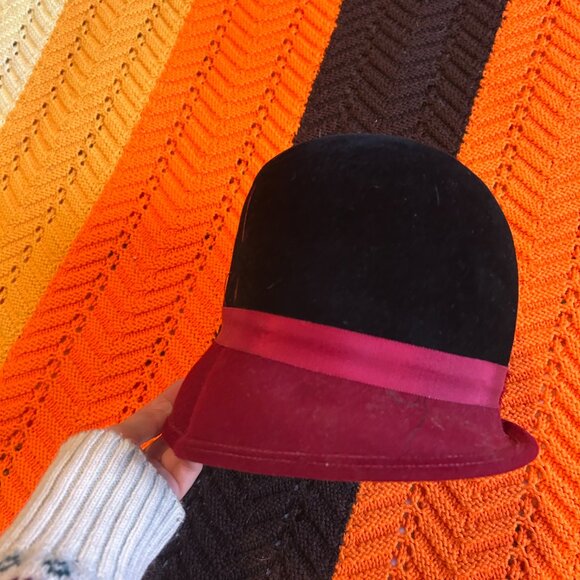 1950s red and black velvet brimmed cloche embroidered hat with ribbon - Picture 11 of 14